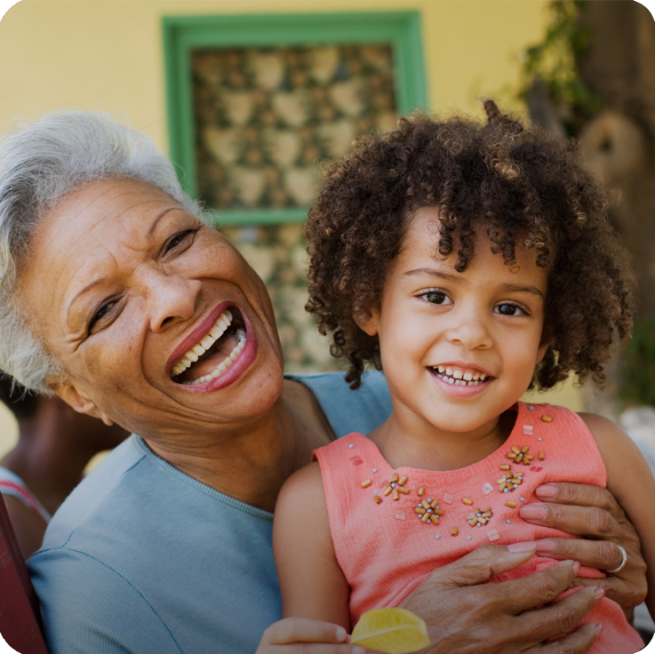 祖母和小孙女共享幸福时刻。